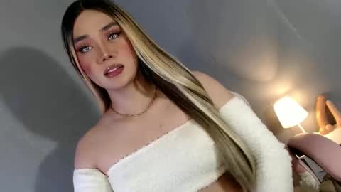 Snapshot of lovers_moon22 chatting on 12.23.24 lovers moon22 online show from 12.23.24