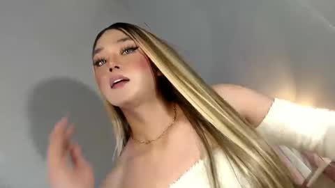 Snapshot of lovers_moon22 chatting on 01.18.25 lovers moon22 online show from 01.18.25