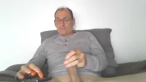 Snapshot of loves_to_cum2022 chatting on 10.01.25 lovs2cum4u online show from 10.01.25