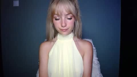Snapshot of luciacam20 chatting on 09.08.25 Lucy online show from 09.08.25