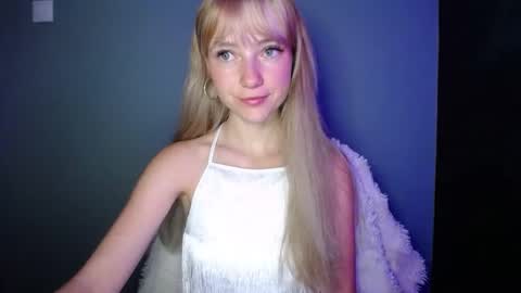Snapshot of luciacam20 chatting on 09.12.25 Lucy online show from 09.12.25