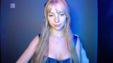 Snapshot of luciacam20 chatting on 09.17.25 Lucy online show from 09.17.25
