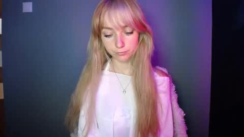 Snapshot of luciacam20 chatting on 09.23.25 Lucy online show from 09.23.25