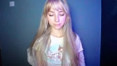 Snapshot of luciacam20 chatting on 09.29.25 Lucy online show from 09.29.25