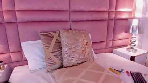  lucia wallace  online show from 02.28.25