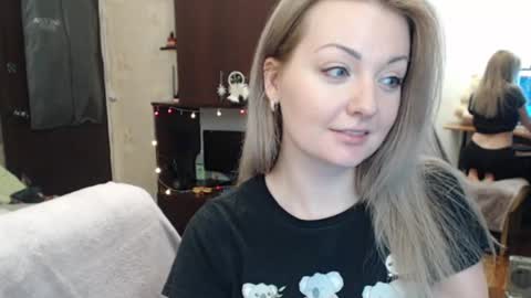 Snapshot of luckyshotgirl chatting on 01.02.25 LuckyShot online show from 01.02.25