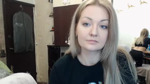 Snapshot of luckyshotgirl chatting on 01.06.25 LuckyShot online show from 01.06.25