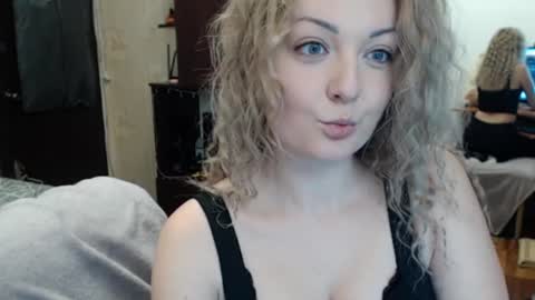 Snapshot of luckyshotgirl chatting on 01.15.25 LuckyShot online show from 01.15.25