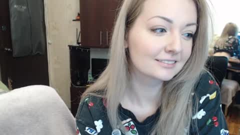 Snapshot of luckyshotgirl chatting on 01.19.25 LuckyShot online show from 01.19.25