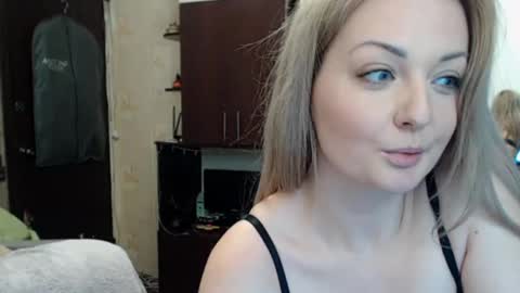 Snapshot of luckyshotgirl chatting on 01.23.25 LuckyShot online show from 01.23.25