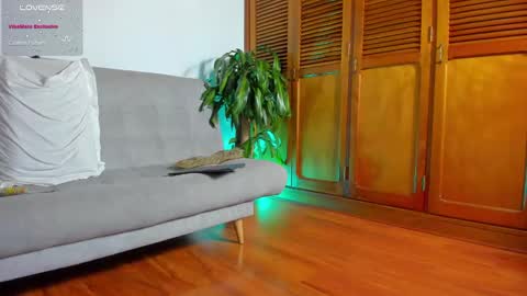 Hello my name is Lucy nice to meet you  thumb up is important for me kisses     online show from 01.28.25