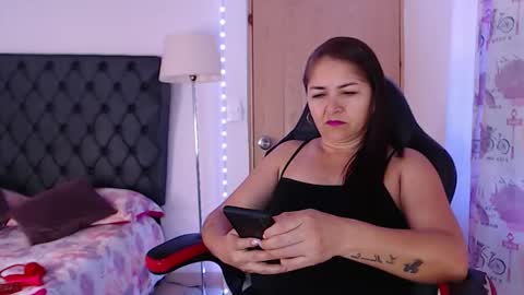 Snapshot of lucy_chanel chatting on 01.04.25 lucy online show from 01.04.25