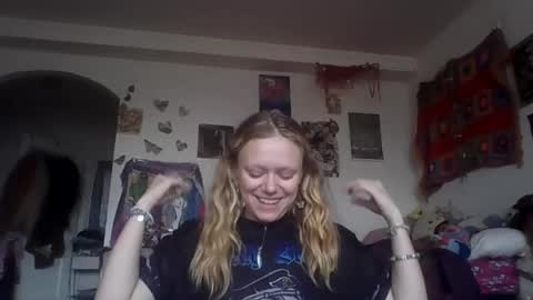 Snapshot of lucylovesflowers chatting on 07.28.26 lucylovesflowers online show from 07.28.26