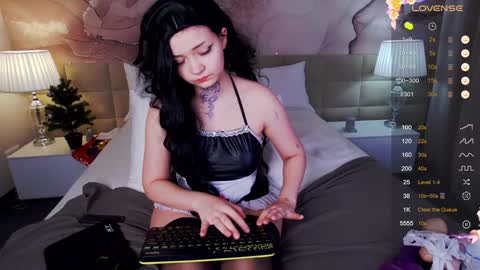 lucyvee online show from 12.04.24