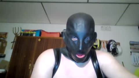 Snapshot of luis2423 chatting on 03.10.25 A slave to the mistress.. un esclavo para las amas dominantes. online show from 03.10.25