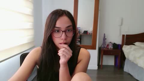 Snapshot of lulibee_ chatting on 05.11.26 Luli online show from 05.11.26