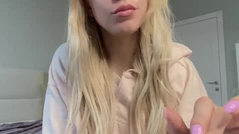 Snapshot of lumineess chatting on 05.17.26 Catherine online show from 05.17.26