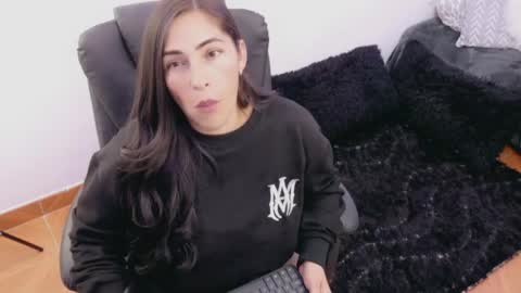 Snapshot of luna_lgomez chatting on 04.19.26 luna online show from 04.19.26