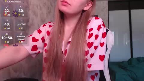 Snapshot of luna_loveisgood chatting on 02.06.25 Luna online show from 02.06.25