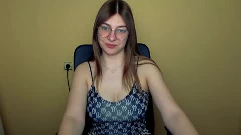 Snapshot of luna_lush_ chatting on 04.21.26 Luna online show from 04.21.26