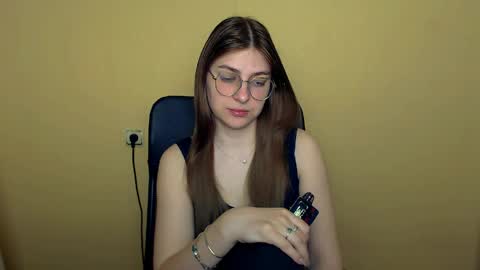 Snapshot of luna_lush_ chatting on 04.23.26 Luna online show from 04.23.26