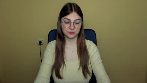 Snapshot of luna_lush_ chatting on 04.28.26 Luna online show from 04.28.26