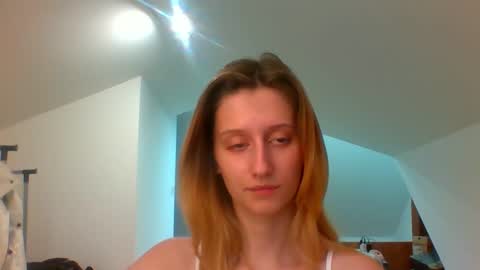 Snapshot of luna_xsensual chatting on 01.10.25 L U N A online show from 01.10.25