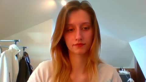 Snapshot of luna_xsensual chatting on 02.19.25 L U N A online show from 02.19.25