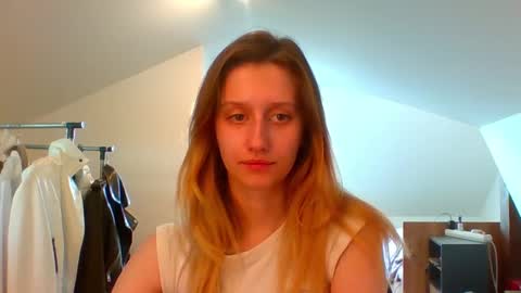 Snapshot of luna_xsensual chatting on 03.10.25 L U N A online show from 03.10.25