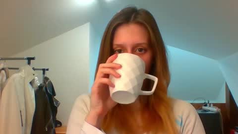 Snapshot of luna_xsensual chatting on 03.12.25 L U N A online show from 03.12.25