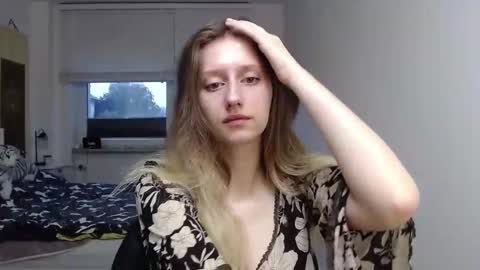 Snapshot of luna_xsensual chatting on 09.11.25 L U N A online show from 09.11.25