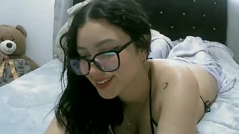 Snapshot of lunaa_sub chatting on 02.21.25 lunaa_sub online show from 02.21.25