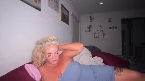 Snapshot of lunadaddysgirl chatting on 03.09.26 Luna Daddys Girl online show from 03.09.26