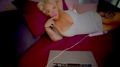 Snapshot of lunadaddysgirl chatting on 06.27.26 Luna Daddys Girl online show from 06.27.26