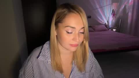 Snapshot of lunali_ chatting on 10.28.25 Lana online show from 10.28.25