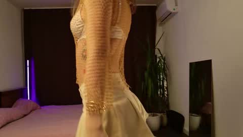 Snapshot of lunalike chatting on 10.20.25 lunalike online show from 10.20.25