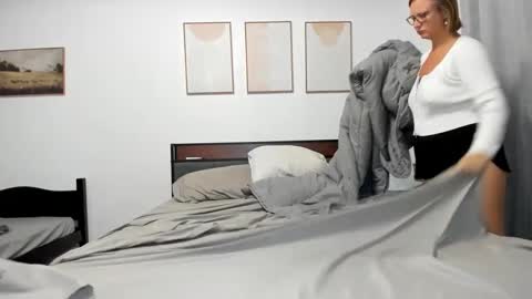 Snapshot of lunapearl__ chatting on 09.20.25 LunaPearl online show from 09.20.25