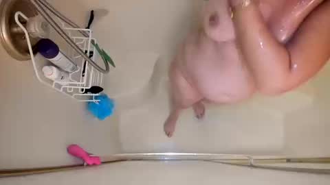 Snapshot of lunapearl__ chatting on 10.18.25 LunaPearl online show from 10.18.25