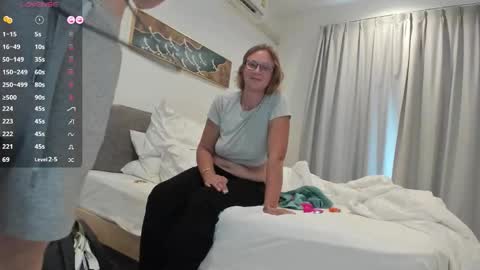 Snapshot of lunapearl__ chatting on 10.29.25 LunaPearl online show from 10.29.25