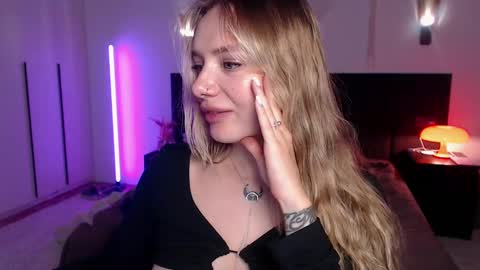 LunaticaBae online show from 02.22.25