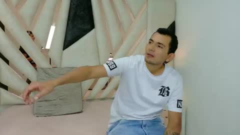 Snapshot of lunaysebastian chatting on 06.26.26 Luna y Sebastian online show from 06.26.26