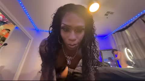 Snapshot of luvvlee chatting on 09.15.25 luvvlee online show from 09.15.25