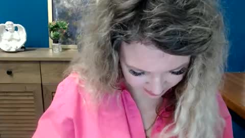 Snapshot of luxdonna chatting on 05.26.26 Donna online show from 05.26.26
