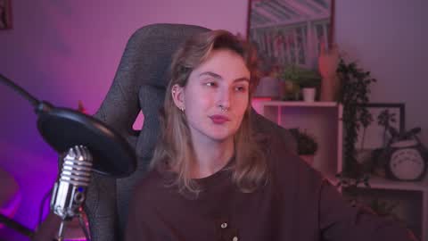 Snapshot of luxrayi chatting on 01.13.25 Ray online show from 01.13.25