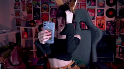 Snapshot of luxrayi chatting on 02.01.25 Ray online show from 02.01.25