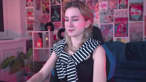 Snapshot of luxrayi chatting on 02.19.25 Ray online show from 02.19.25