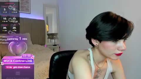 Snapshot of lyn_lebelle chatting on 12.19.24 Lyn online show from 12.19.24