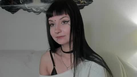 Mia online show from 04.28.26