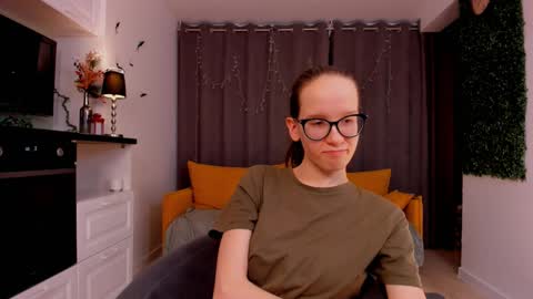 Snapshot of lynettebails chatting on 02.10.25 Sara online show from 02.10.25