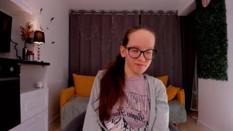 Snapshot of lynettebails chatting on 02.12.25 Sara online show from 02.12.25